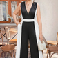 Elegant svartvit ärmlös jumpsuit med V-ringning och vida ben i kontrastfärger
