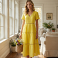 🌸👗✨ Elegant damklänning med V-ringning och spetsdetaljer – feminin, elegant, perfekt för speciella tillfällen. 🕊️