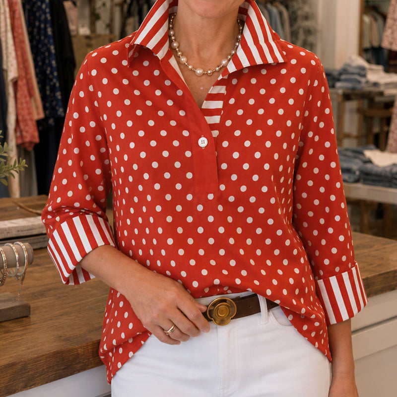 Kvinnelig skjorte med prikkmønster og stripet krage