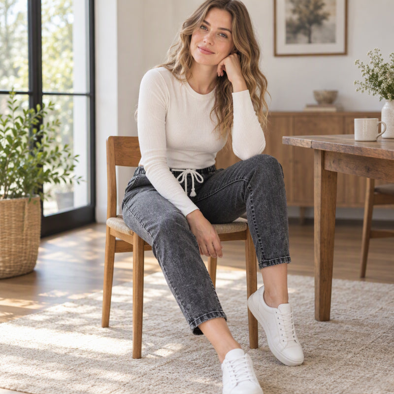 Slim-fit cropped jeans med elastisk linning for kvinner