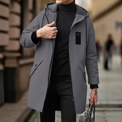 Mellomlang vindjakke i trench-stil med hette for menn